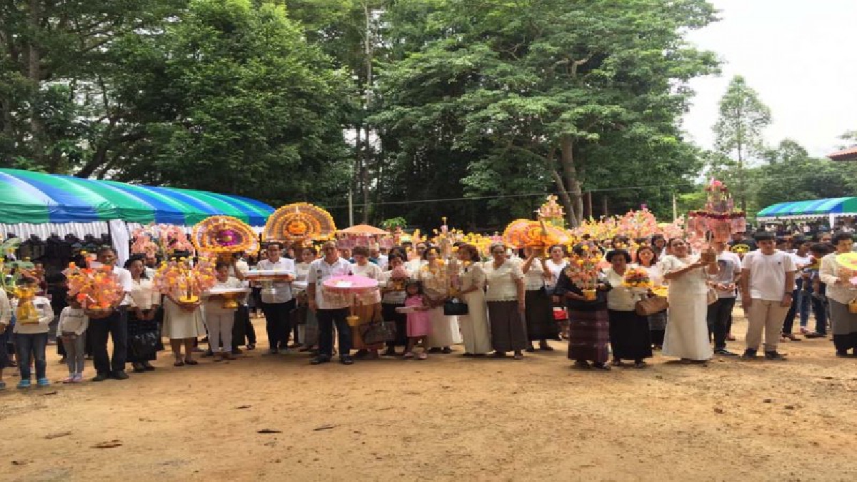 ทอดกฐิน..เงียบ!!ชาวบ้านสระมโนราห์ อ.ทุ่งใหญ่ เมืองคอนตั้งโรงทาน 89 โรงและยืนสงบนิ่ง 89 วินาทีถวายความอาลัยและความจงรักภักดีในหลวง ร.9