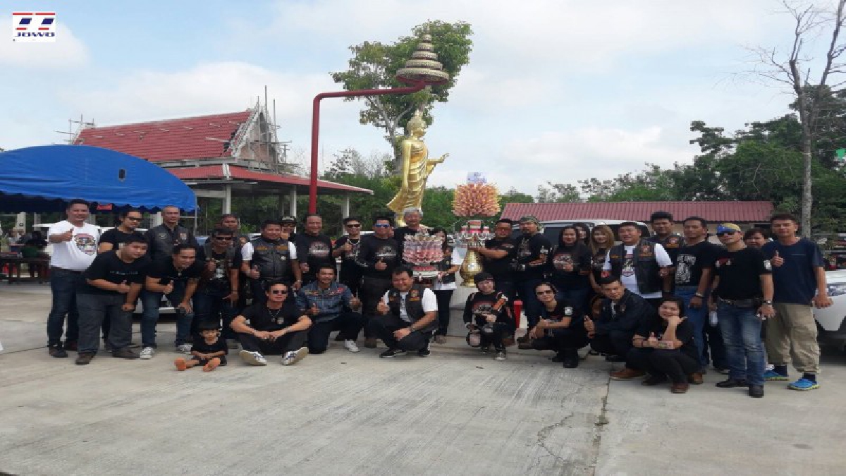 สายบุญ..!! ผู้ขับขี่รถช๊อปเปอร์ จำนวน 40 คัน ตระเวนทำบุญทอดกฐิน และเพื่อถวายเป็นพระราชกุศล ครบรอบ 1 ปีสวรรคต ในหลวงรัชกาลที่ 9 (คลิป)