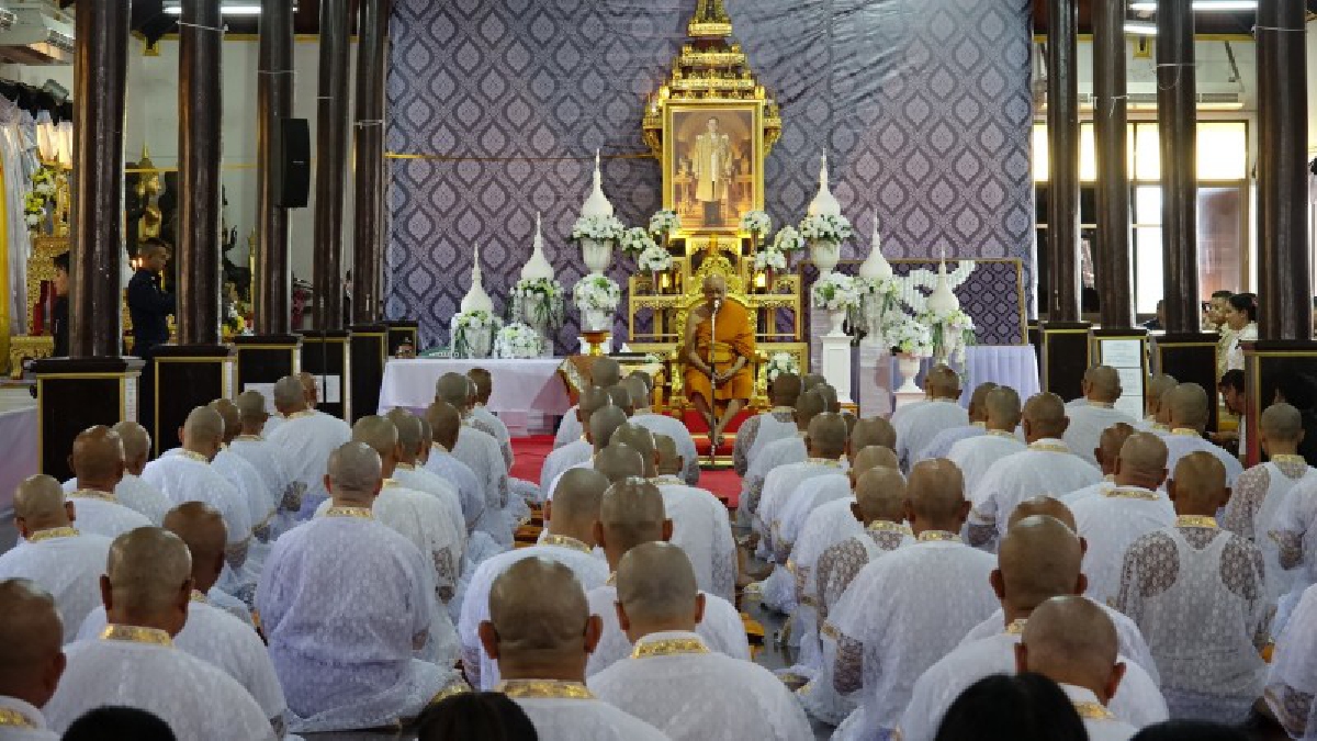 ปทุมธานี!! วัดเขียนเขต จัดพิธีอุปสมบทหมู่ 89 รูป เพื่อบำเพ็ญกุศลถวายเป็นพระราชกุศลแด่พ่อหลวงรัชกาลที่ 9..!? (ชมคลิป)