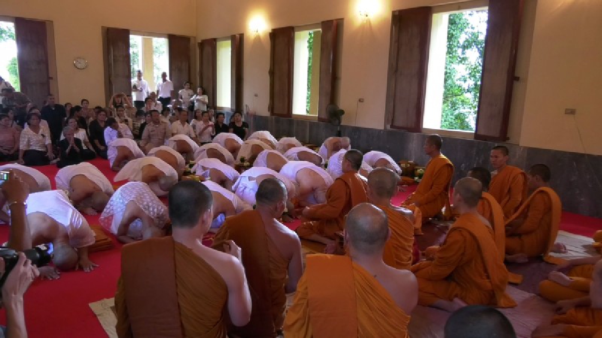 จ.ตราด ร่วมกับคณะสงฆ์ จัดพิธีบรรพชาอุปสมบทหมู่ เพื่อบำเพ็ญกุศลถวายเป็น พระราชกุศลแด่ในหลวงรัชกาลที่ 9 (มีคลิป)