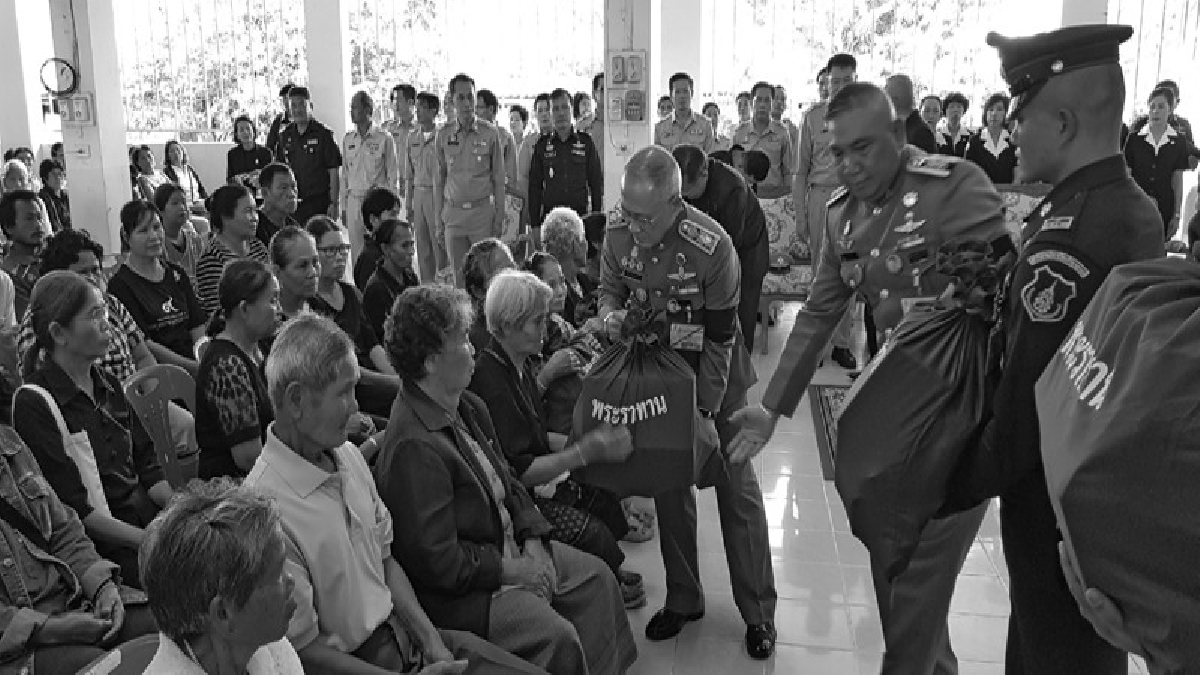 #เราจะไม่ทอดทิ้งกัน..!! ผู้แทนสมเด็จพระเจ้าอยู่หัวฯ เชิญถุงพระราชทานมอบให้ผู้ประสบอุทกภัย จ.เลย (มีคลิป)