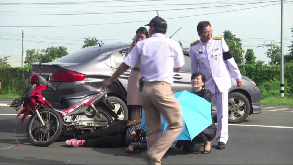 โซเชียลร้อน !! แห่ชื่นชม รองผู้ว่าฯบุรีรัมย์และภรรยา เจอรถชนกันมีผู้บาดเจ็บ ท่านช่วยเหลือทั้งชุดปกติขาว ขณะไปภารกิจ ได้ใจคนทั้งเมือง