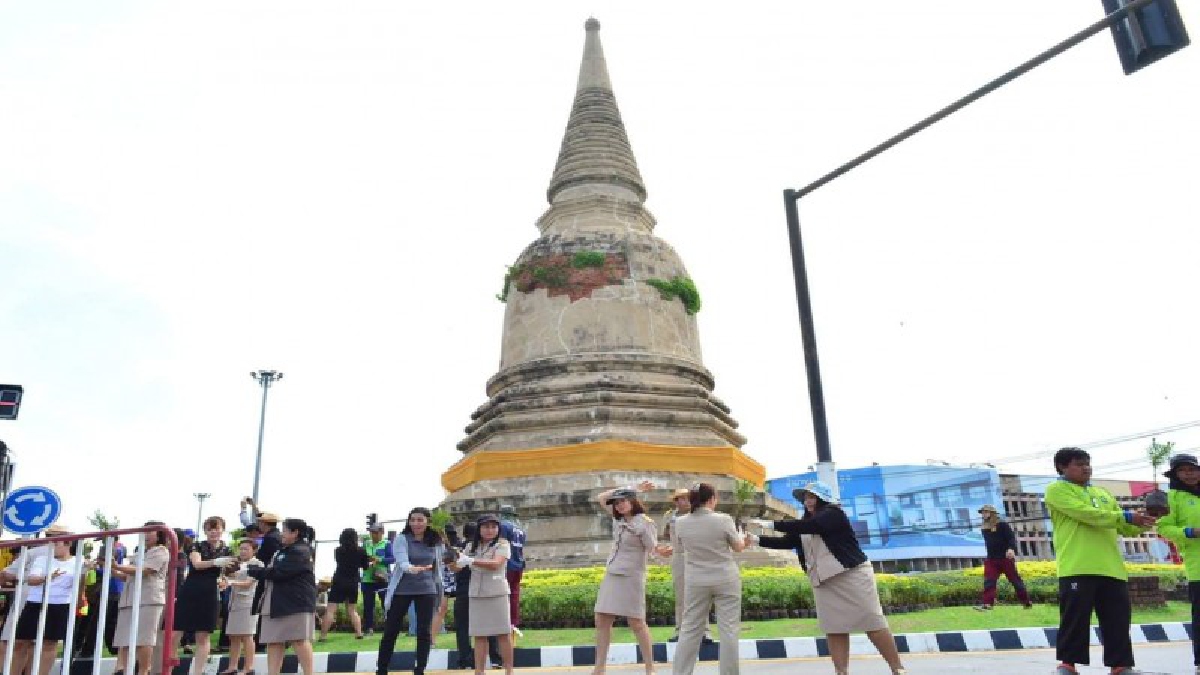 เทศบาลเมืองอโยธยา จ.พระนครศรีอยุธยา ปลูกและประดับต้นดาวเรืองรอบเจดีย์วัดสามปลื้ม จำนวน 10,000 ต้น เพื่อแสดงความจงรักภักดีถวายแด่ในหลวง ร.9