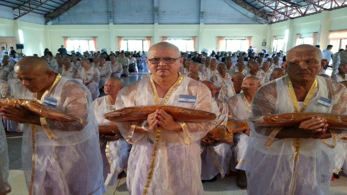 กำแพงเพชร จัดพิธีมอบผ้าไตร โครงการบรรพชาอุปสมบทหมู่ ถวายเป็นพระราชกุศลแด่พระบาทสมเด็จพระปรมินทรมหาภูมิพลอดุลยเดช บรมนาถบพิตร