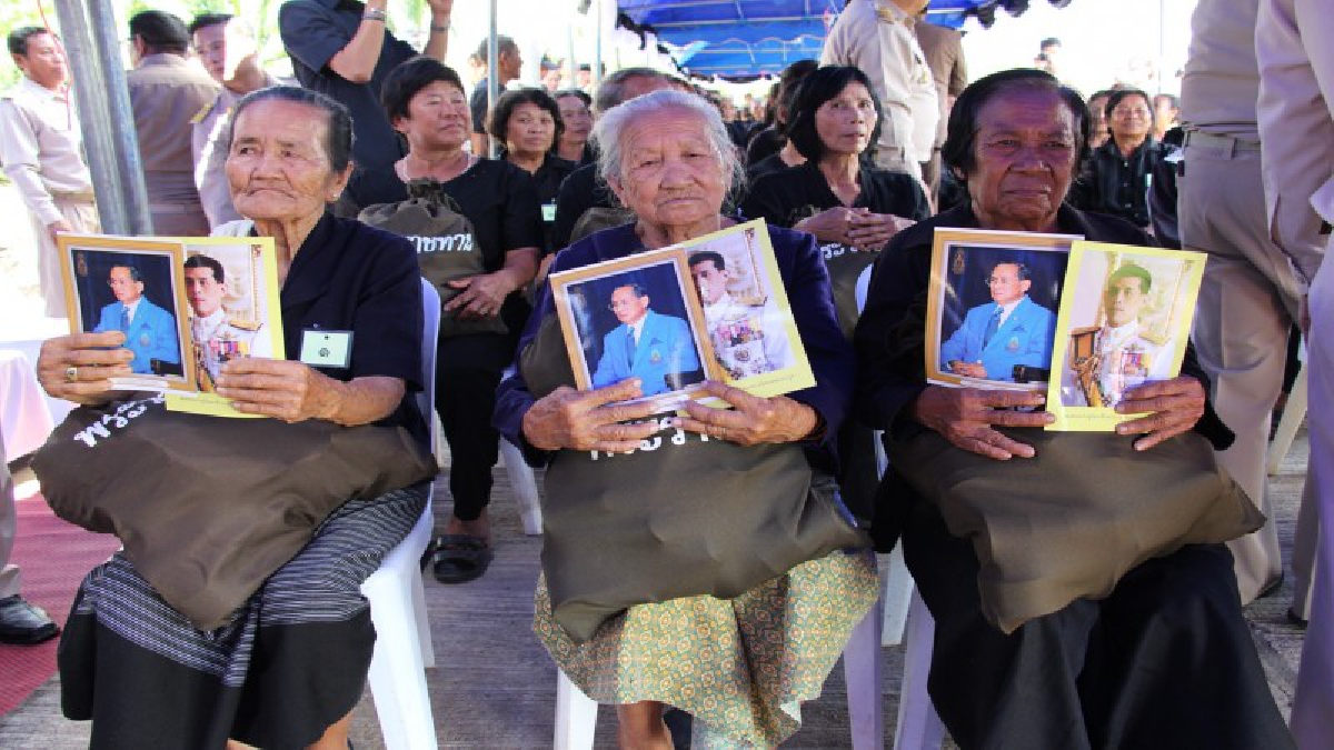 สมเด็จพระเจ้าอยู่หัวฯ ทรงพระกรุณาโปรดเกล้าฯ ให้องคมนตรี เชิญสิ่งของพระราชทาน มอบแก่ประชาชนผู้ประสบอุทกภัย ในพื้นที่จังหวัดเชียงใหม่