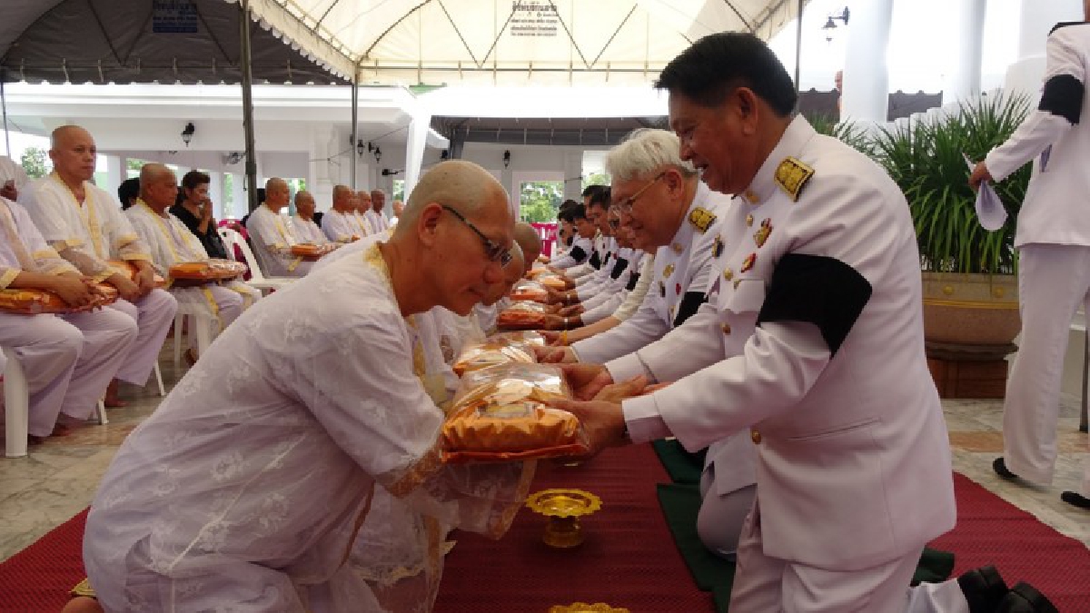 สิงห์บุรี..!! จัดพิธีบรรพชาอุปสมบทหมู่ ถวายเป็นพระราชกุศลแด่ พระบาทสมเด็จพระปรมินทรมหาภูมิพลอดุลยเดชฯ บรมนาถบพิตร (มีคลิป)