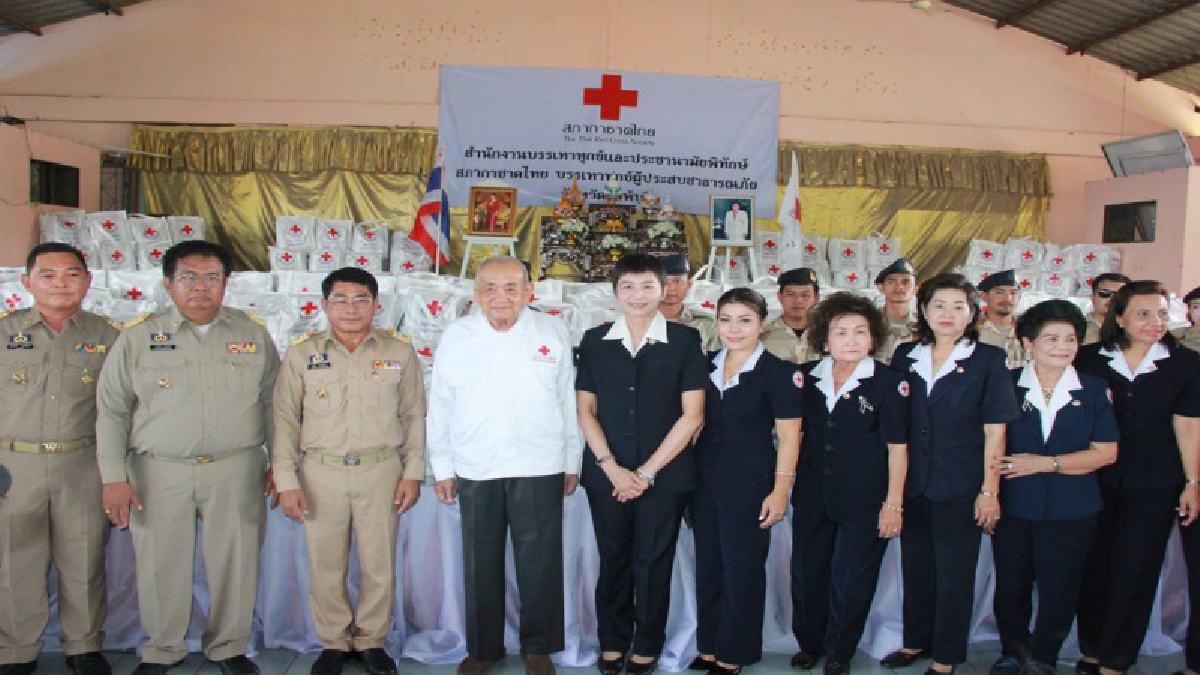 สภานายิกาสภากาชาดไทยพระราชทานชุดธารน้ำใจฯ ช่วยเหลือผู้ประสบอุทกภัย จังหวัดสิงห์บุรี (คลิป)