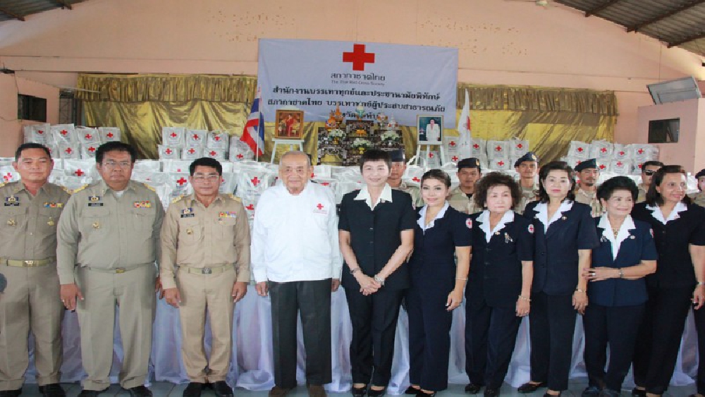 สภานายิกาสภากาชาดไทยพระราชทานชุดธารน้ำใจฯ ช่วยเหลือผู้ประสบอุทกภัย จังหวัดสิงห์บุรี (คลิป)