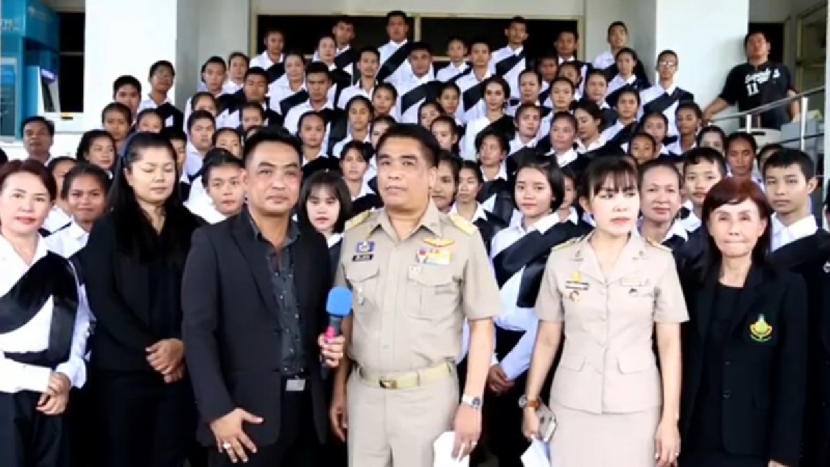 นครปฐม !! คณะนักเรียนและครูนาฎศิลป์ ซ้อมใหญ่รำถวายความอาลัยหน้าพระเมเรุมาศจำลอง ในศาลากลางจังหวัด