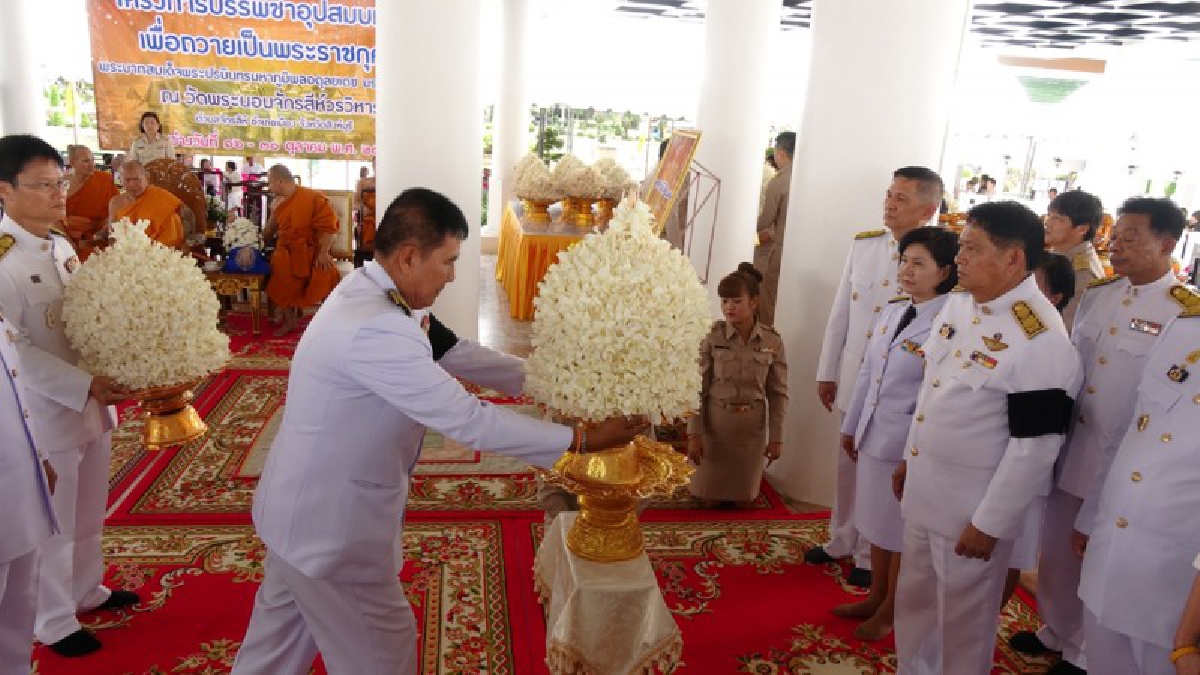 ผู้ว่าราชการจังหวัดสิงห์บุรี รับมอบดอกไม้จันทน์ใช้ในพระราชพิธีถวายพระเพลิงพระบรมศพ
