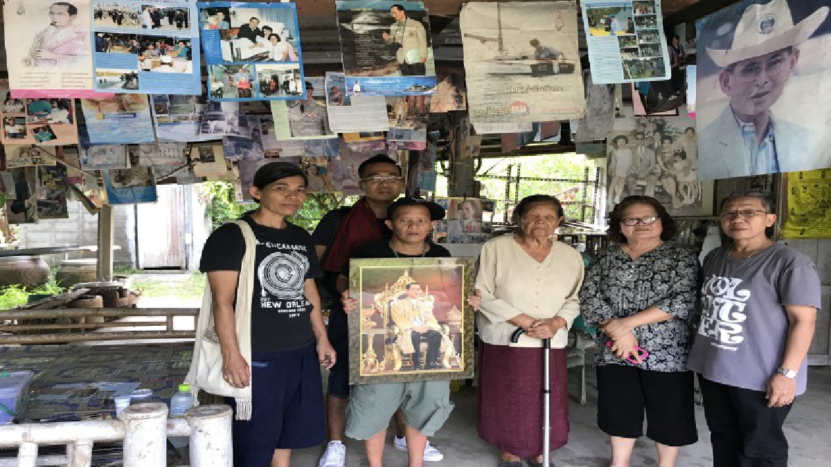 ตื้นตัน...หนุ่มดาวน์ซินโดรม วัย 46 ปี สะสมรูปในหลวง ร.9 กว่า 10,000 ภาพ ติดล้นบ้าน มานานร่วม 30 ปี ก้าวตามรอยบาท ศาสตร์พระราชา