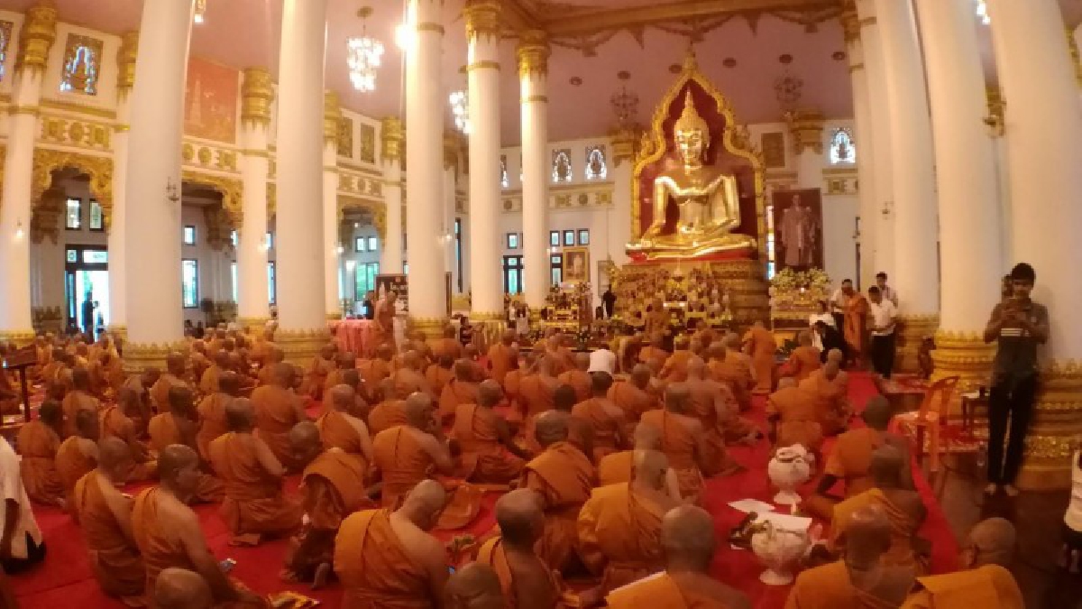 นครพนม อุปสมบทหมู่เพื่อถวายเป็นพระราชกุศล เนื่องในพระราชพิธีถวายพระเพลิงพระบรมศพพระบาทสมเด็จพระปริมินทรมหาภูมิพลอดุลเดช (มีคลิป)