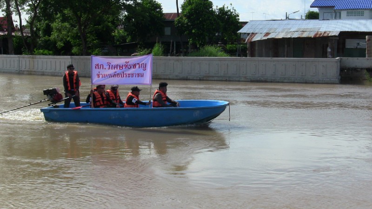 สุดเจ๋ง !! ตำรวจอ่างทองจัดตั้ง”สายตรวจเฉพาะกิจทางเรือ”ออกป้องกันเหตุแก่ผู้ประสบภัยน้ำท่วม หลังแม่น้ำน้อยเอ่อล้นตลิ่ง (คลิป)
