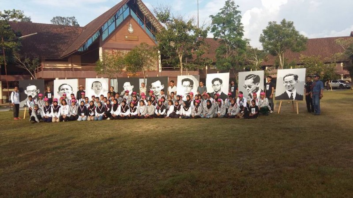 หลอมรวมทุกดวงใจ !! ครูศิลปอีสานร่วมใจ นำเยาวชน 5 จังหวัดชายแดนใต้ วาดภาพในหลวง ร.9 รำลึกในพระมหากรุณาธิคุณ