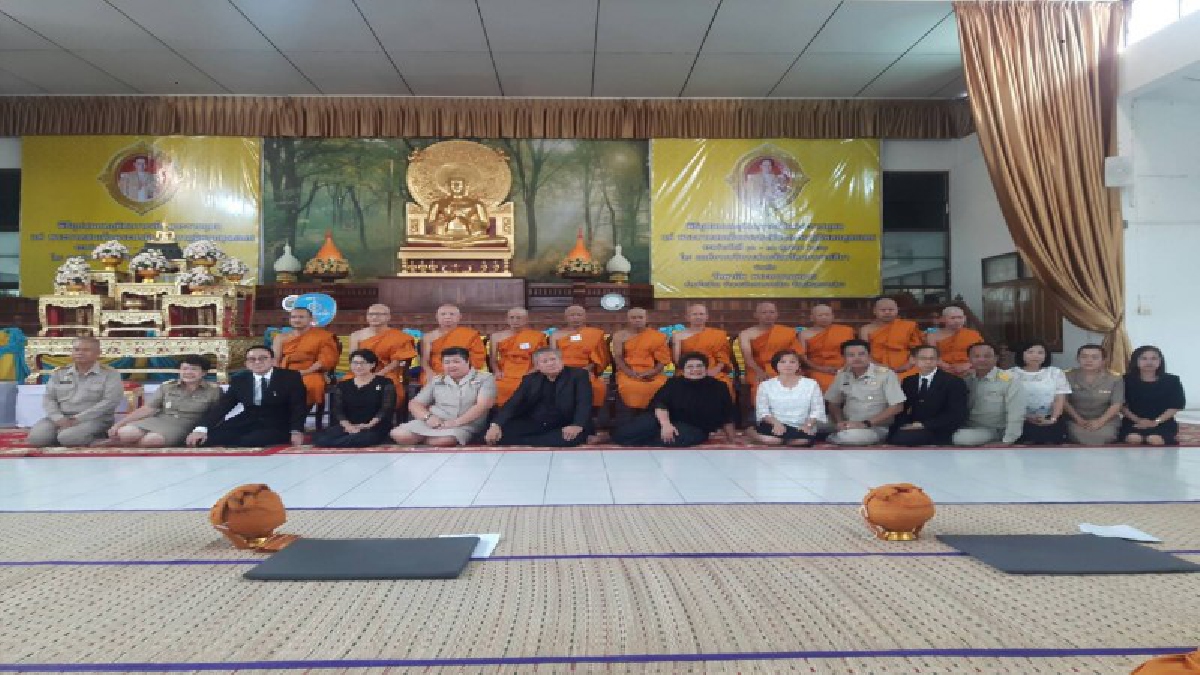 อบจ.โคราช จัดพิธีอุปสมบท พระสงฆ์ ๑๐ รูป อุทิศถวายเป็นพระราชกุศลแด่ ในหลวง รัชกาลที่ ๙ (คลิป)