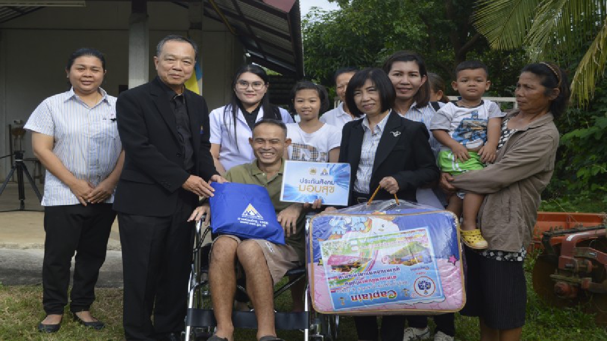 คนไทยไม่ทอดทิ้งกัน..!! เลขาฯประกันสังคม ลงพื้นที่ผู้ประกันตนทุพพลภาพ เจ้าตัวเผยเข้าใจแล้วว่าการประกันตนนั้น มีความสำคัญอย่างไร!? (มีคลิป)
