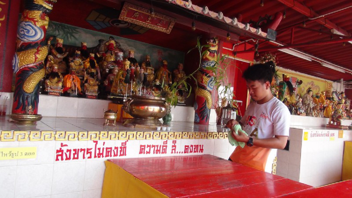 สตูล..!! ดอกดาวเรือง บานสะพรั่งหน้าโรงเจ พร้อมปีนี้ศาลเจ้าโป้เจ้เก้ง เชิญชวนถือศีล-กินเจ ถวายพ่อหลวงรัชกาลที่ 9 (มีคลิป)