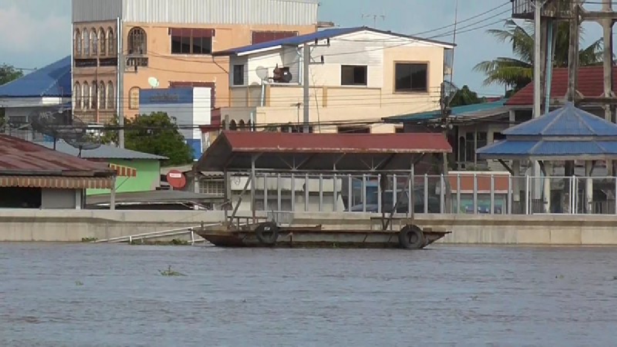 #อยู่บนความผวา..!! เรือข้ามฟากเจ้าพระยา หยุดให้บริการหลังกระแสน้ำไหลแรงหวั่นเกิดอุบัติเหตุ ขณะที่ระดับน้ำเจ้าพระยายังคงเพิ่มสูง