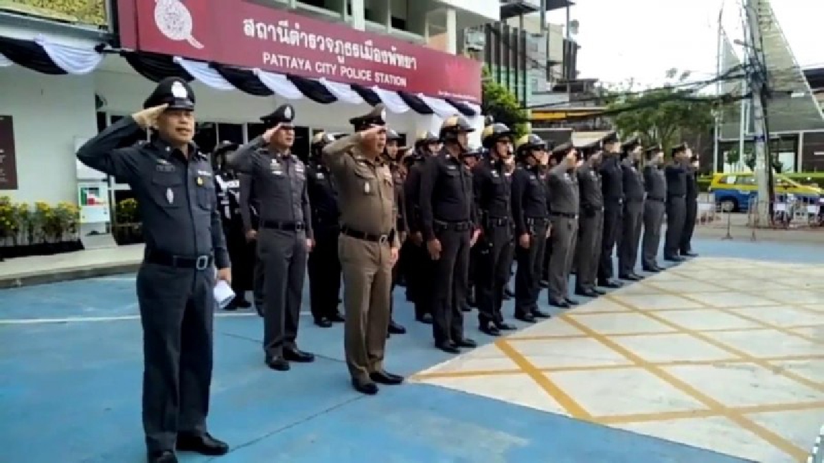 ตำรวจ สภ.เมืองพัทยา กระทำพิธีกล่าวคำปฏิญาณ และอุดมคติตำรวจ พร้อมเลี้ยงเพลพระทำบุญสถานี รับวันสถาปนาสำนักงานตำรวจแห่งชาติ 17 ตุลา (มีคลิป)