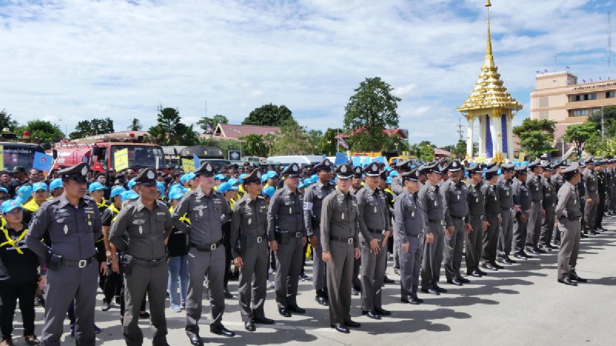ปทุมธานี..!! รรท.ผบช.ภ.1 พร้อมเจ้าหน้าที่ตร. ปล่อยแถวทำความสะอาด รอบพระเมรุมาศจำลอง (มีคลิป)