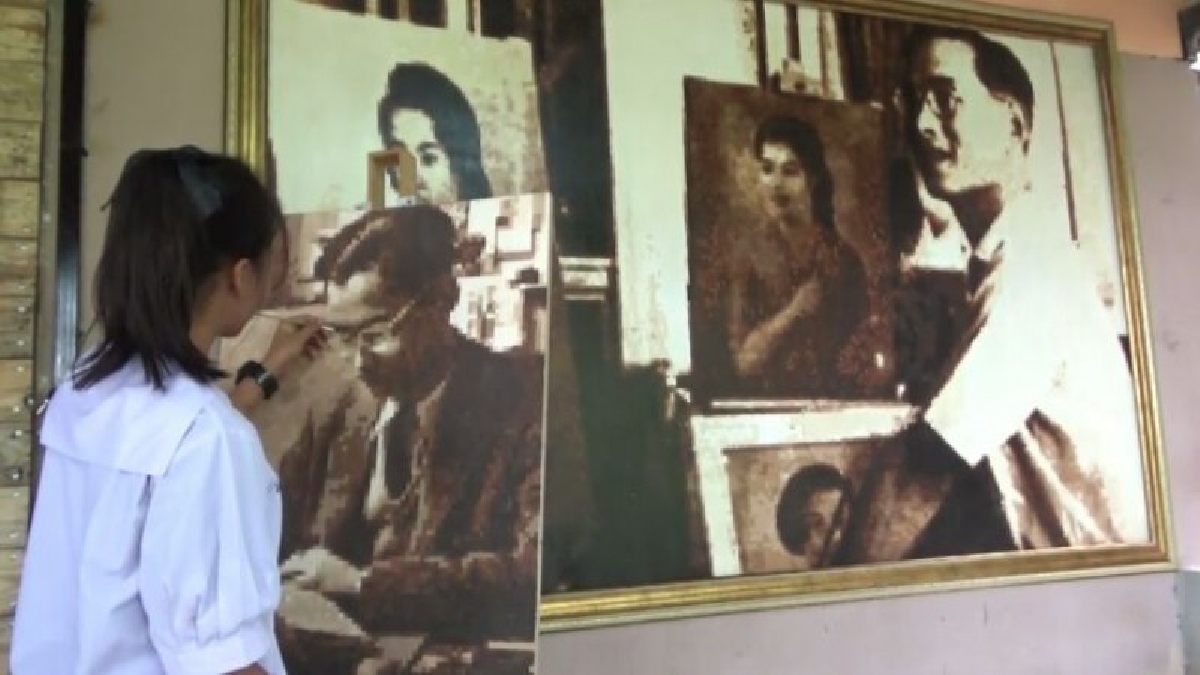 นักเรียนดงซ่อมใช้เวลาลดเรียน รวมกลุ่มวาดรูป พิกซ์เซลอาร์ตภาพในหลวงรัชกาลที่ 9 เพื่อน้อมรำลึกในพระมหากรุณาธิคุณ ต่อยอดสร้างรายได้ระหว่างเรียน