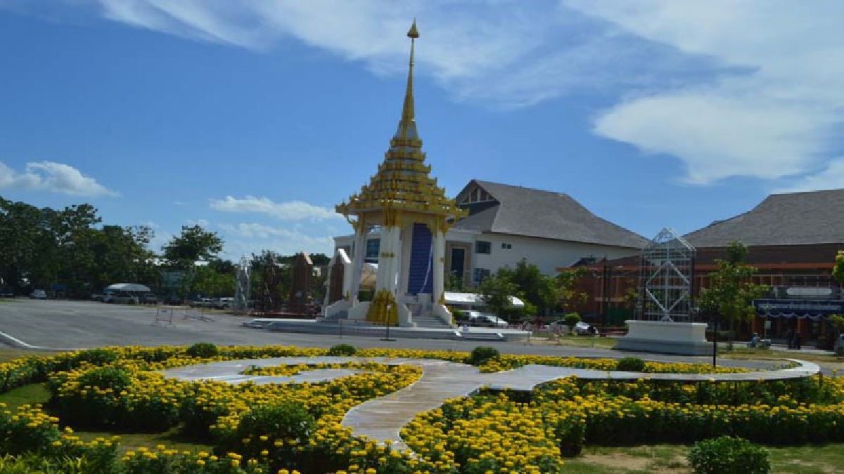 สุดอลังการ!! เมืองคอนเร่งก่อสร้าง 19 ซุ้มพระราชกรณียกิจสุดยิ่องใหญ่ ในหลวง รัชการที่ 9 เสด็จ ฯเยี่ยมพสกนิกรตลอดรัชกาล