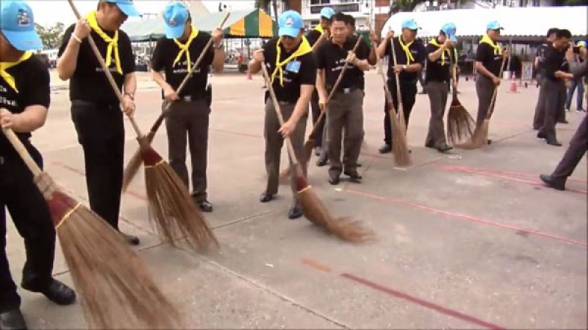 ตำรวจภูธรจังหวัดสมุทรปราการ จัดโครงการจิตอาสา เราทำความดีด้วยหัวใจ ปรับปรุงภูมิทัศน์สถานที่ประกอบพิธีถวายดอกไม้จันทน์ บริเวณศาลากลางจังหวัด