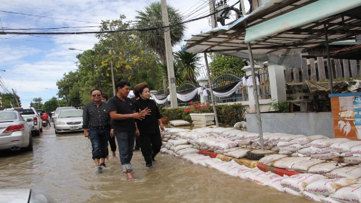 น้ำกรุงเก่ายังท่วมขยายวงกว้างนายก อบจ.ลงพื้นที่สำรวจตรวจเยี่ยมให้กำลังใจชาวหัวเวียง เสนา กรมชลเตรียมลดการระบายน้ำท้ายเขื่อนเจ้าพระยา (คลิป)