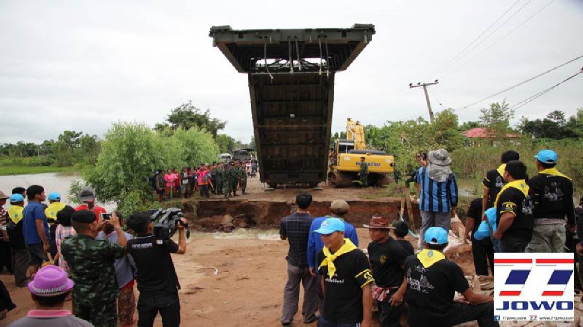 ทหาร!! กองทัพภาค 2 เร่งทำสะพานชั่วคราวช่วยชาวบ้าน หลังถูกน้ำชีทะลักล้นตลิ่งซัดถนนเข้าออกกว่า 10 หมู่บ้าน เดือดร้อนกว่า 1,000 ครอบครัว