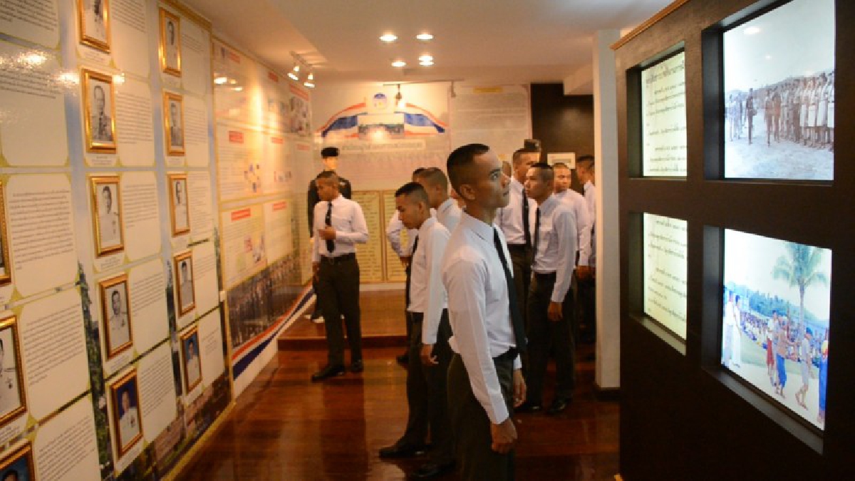 นักเรียนนายสิบรุ่น 60 เข้าชมห้องนิทรรศการ ตามรอยพระบาทพ่อหลวงเสด็จพร้อมพระราชินีนาถ เยี่ยม ตชด.24 เมื่อ 62 ปีที่แล้ว (คลิป)