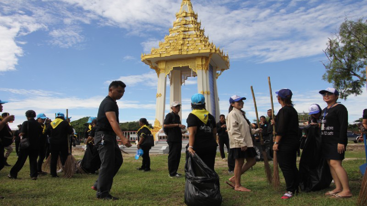 ตำรวจอยุธยา นำจิตอาสาชาวอยุธยานับ 1,000 คน ทำความสะอาด big cleaning day รอบบริเวณ พระเมรุมาศจำลอง (คลิป)