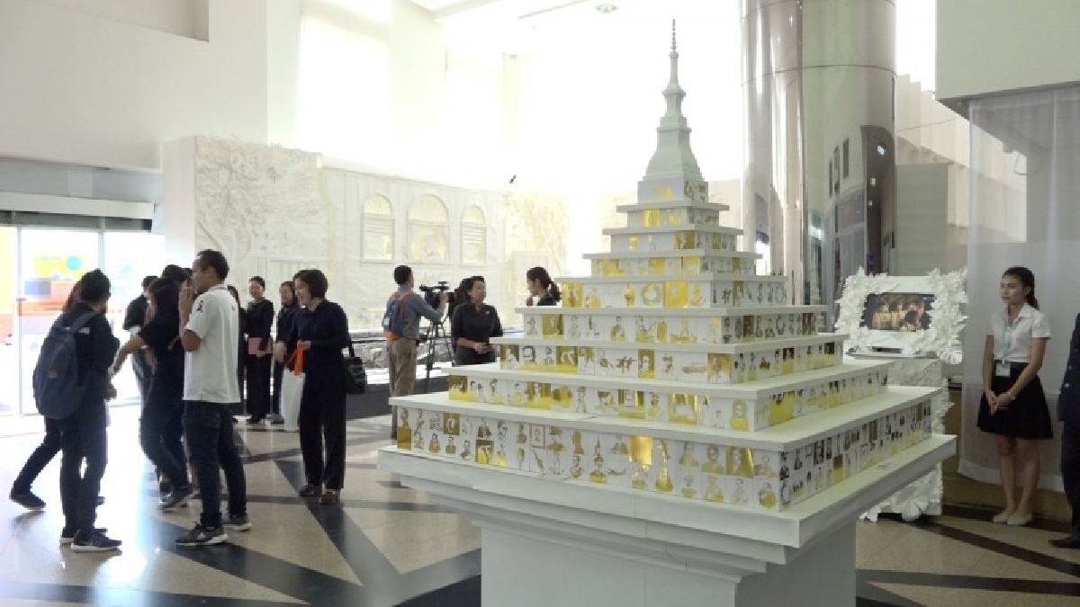 นศ.คณะสถาปัตยกรรม ม.ขอนแก่น นำกระดาษขาว ทำเป็นภาพพระราชกรณียกิจของในหลวงรัชการที่ ๙ ผ่านนิทรรศการเฉลิมพระเกียรติ