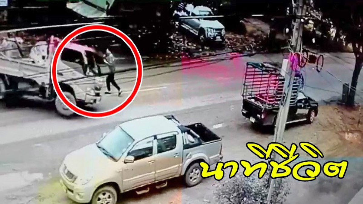 นาทีชีวิต !! ดูกันจะๆ..หนุ่มเดินข้ามถนน ตัดหน้ารถการไฟฟ้า ชนอย่างจัง กระเด็นไถลกับพื้นถนน (คลิป)