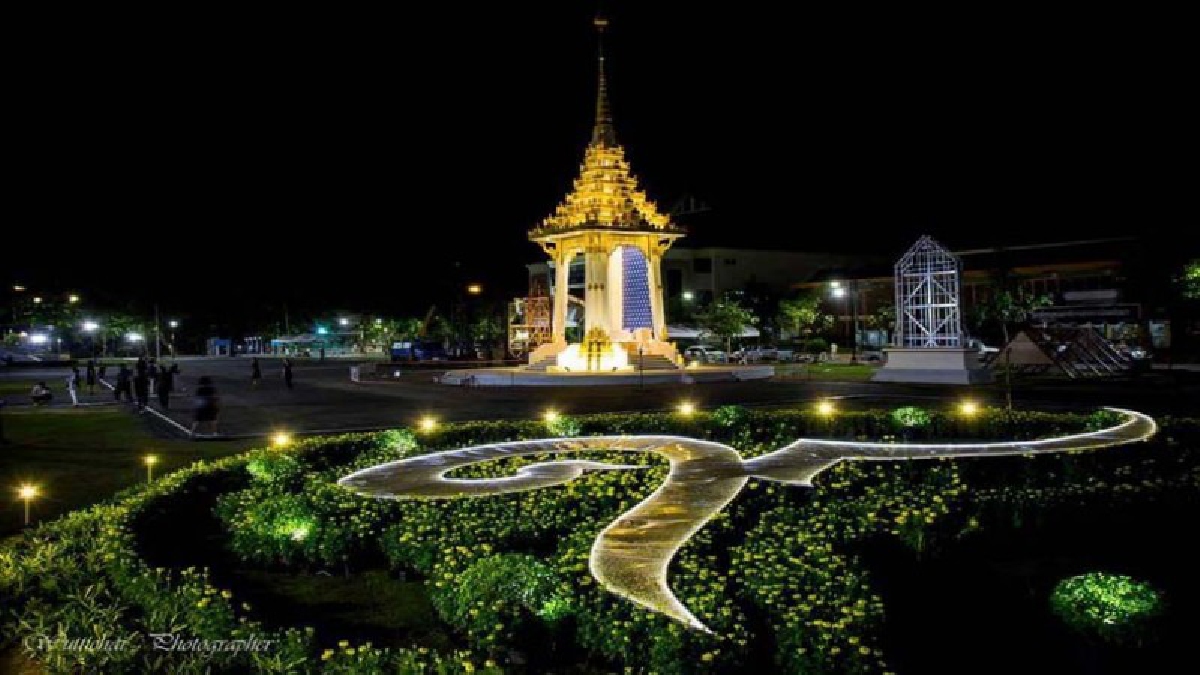 อลังการยามค่ำคืน!!!ตะลึงภาพพระเมรุจำลองยามค่ำคืนสุดสวยงามอลังการกลางสนามหน้าเมืองนครฯ-ประชุมหารือซักซ้อมกลุ่มจิตอาสา/ชี้แจงบทบาทหน้าที่