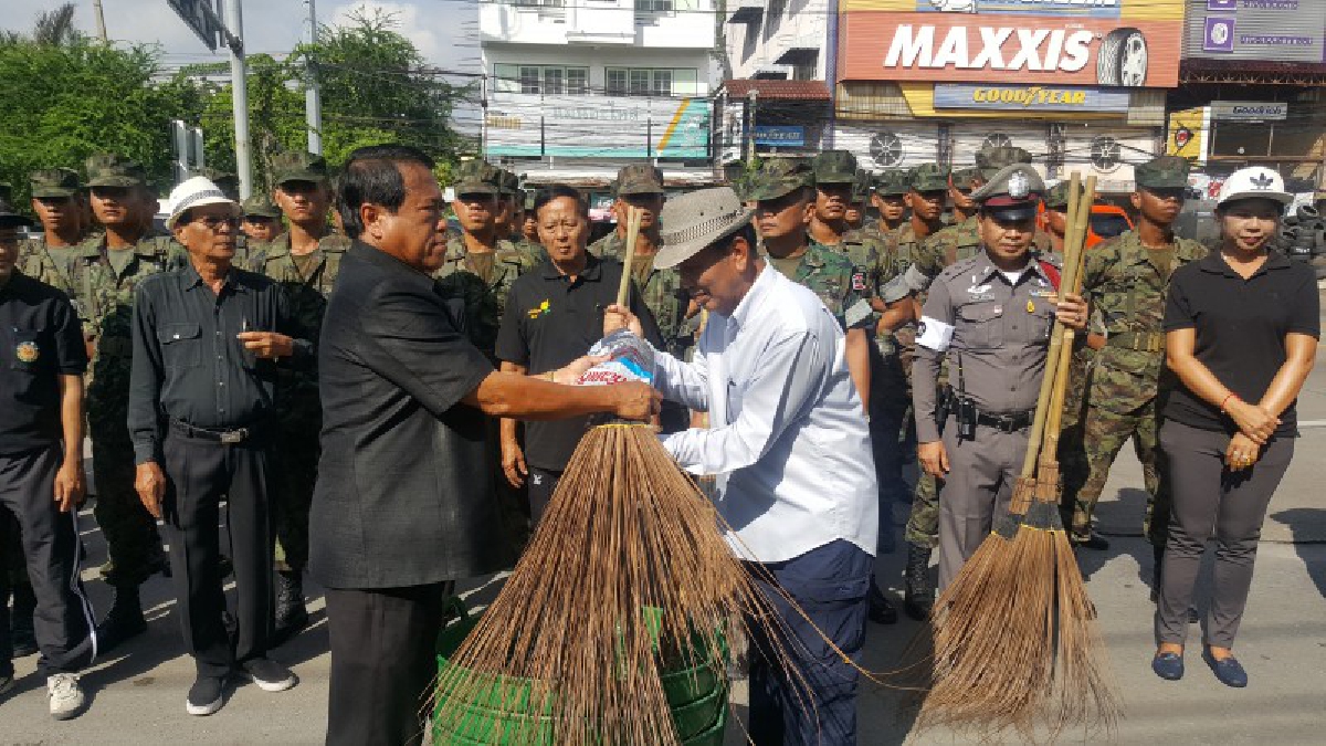 จิตอาสาตำบลปากคลองบางปลากดนำน้ำ EM จำนวน 2,000 ลิตรฉีดพ่นทำความสะอาดพื้นถนนสุขสวัสดิ์ระยะทางกว่า 3 กิโล (มีคลิป)