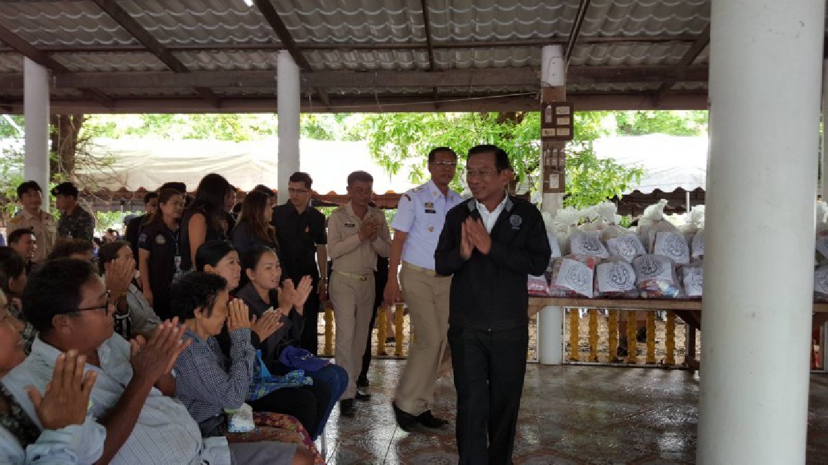 คนไทยไม่ทิ้งกัน!! รมต.เกษตร ลงพื้นที่เขื่อนเจ้าพระยา มอบสิ่งของช่วยเหลือผู้ประสบภัยน้ำท่วม