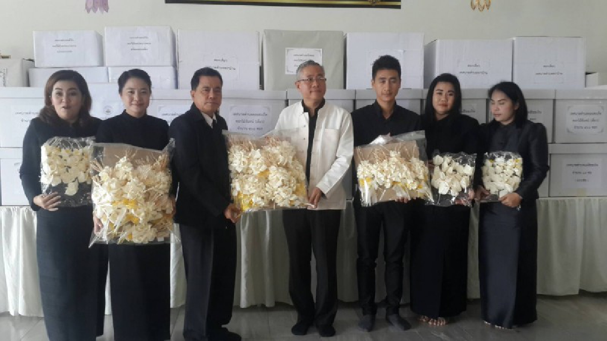 มอบดอกไม้จันทน์พระราชทาน เพื่อใช้ในพิธีถวายดอกไม้จันทร์ในงานพระราชพิธีถวายพระเพลิงพระบรมศพพ่อหลวงรัชกาล 9