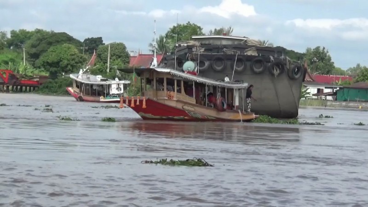 #ป้องกัน..! กระแสน้ำที่เพิ่มขึ้น ไหลแรงส่งผลกระทบเรือลากจูงสินค้า ต้องหยุดเดินเรือเป็นจำนวนมาก หวั่นอุบัติเหตุทำให้ขาดรายได้เลี้ยงครอบครัว