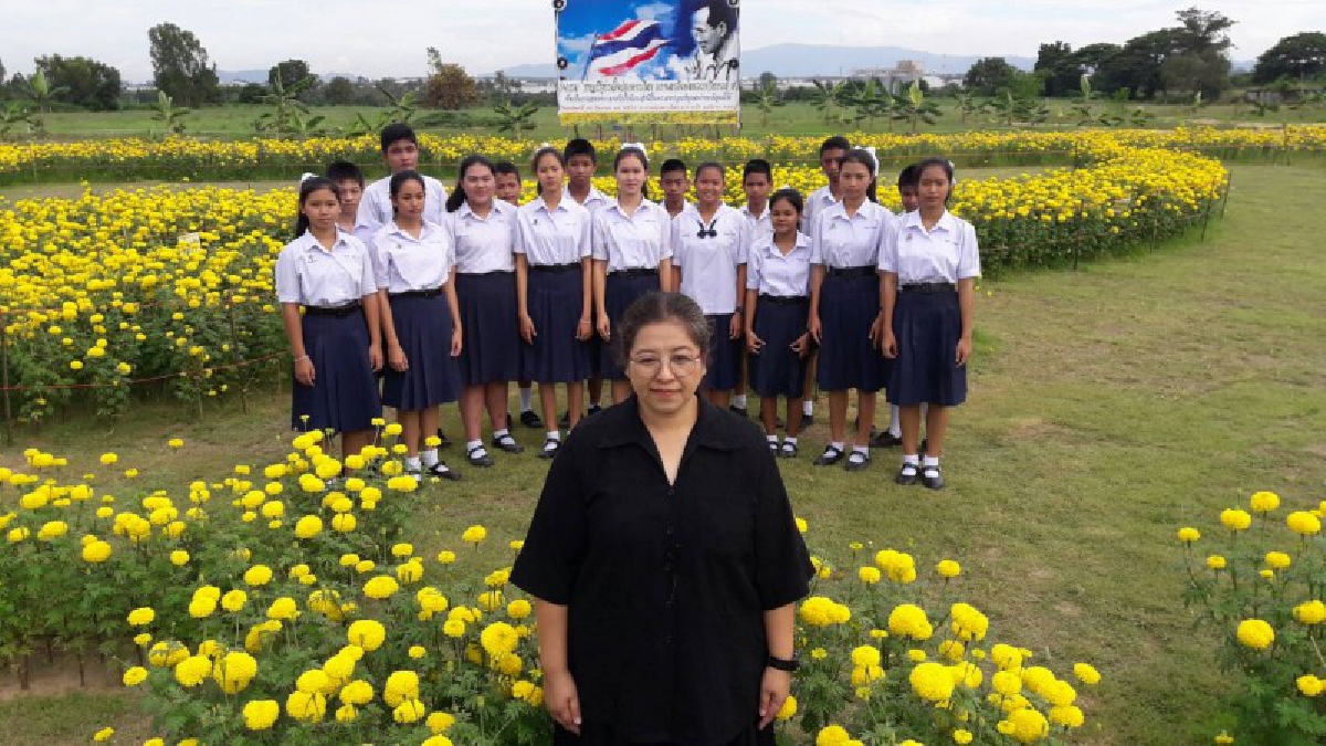 #ทำด้วยใจ..!! คณะครู-นักเรียน รร.โรงเรียนสุรศักดิ์วิทยาคม ร่วมร้องเพลงประสานเสียง จากหัวใจถวายพ่อหลวงรัชกาลที่ 9 (มีคลิป)