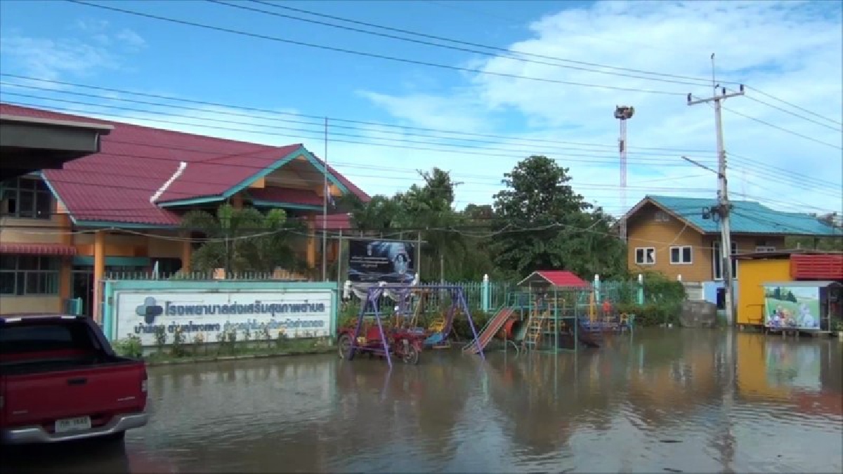 อ่างทอง!! ชาวบ้านโผงเผงเดือดร้อนหนัก หลังน้ำท่วมโรงพยาบาลส่งเสริมสุขภาพ ต้องเคลื่อนย้ายอุปกรณ์การแพทย์ขึ้นที่สูงและออกมาให้บริการริมถนน..!!