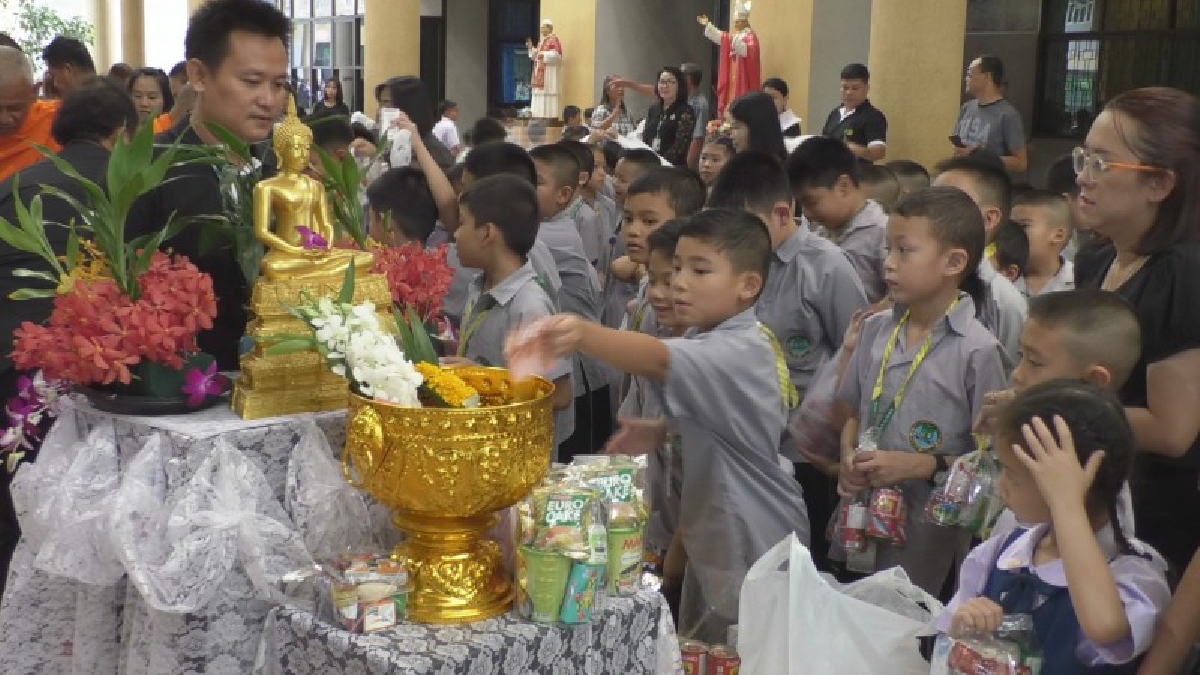 นครปฐม..!! นักเรียนกว่า 6,000 คน ร่วมตักบาตรข้าวสารอาหารแห้ง ถวายเป็นพระราชกุศล แด่ในหลวงรัชกาลที่ 9
