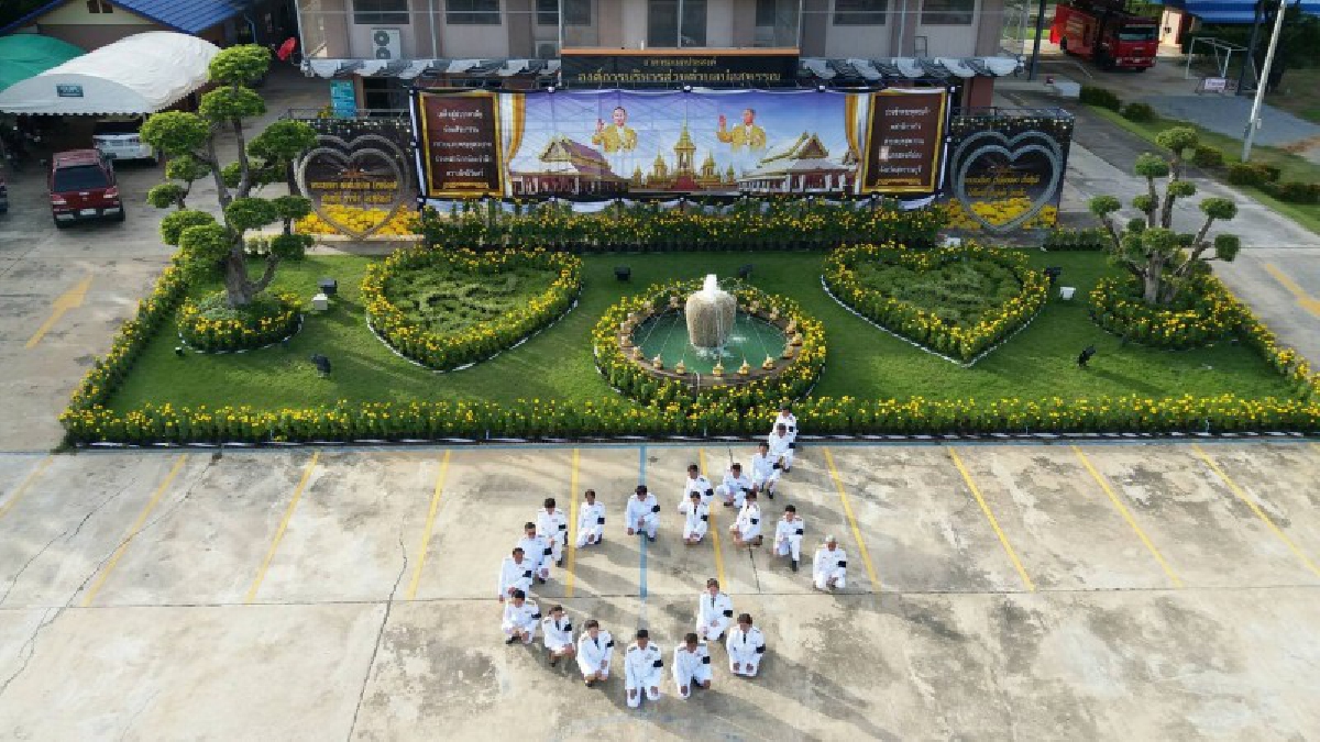 อยากจะสื่อถึงความรัก..!! อบต.จัดสวนดอกดาวเรือง ประดับด้วยขวดน้ำเหลือใช้เป็น "รูปหัวใจ"  หน้าพระบรมฉายาลักษณ์ ในหลวงราชกาลที่ 9