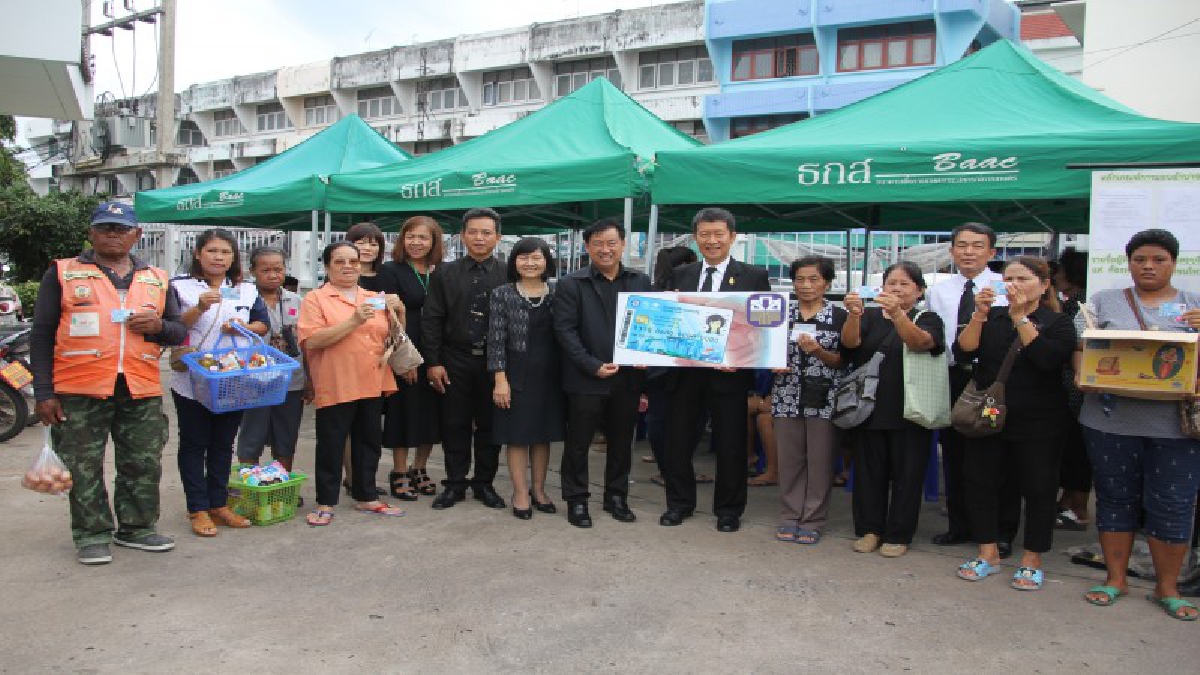 พระนครศรีอยุธยา..!! แจกบัตรสวัสดิการแห่งรัฐ ให้กับผู้มีรายได้น้อยเป็นวันแรก คึกคัก ประชาชนแห่เดินทางมารับบัตร และใช้สิทธิ์เป็นจำนวนมาก