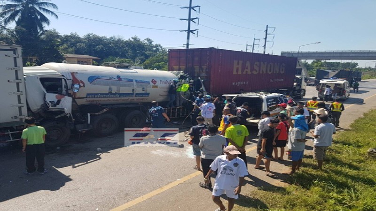 #ชนวินาฎ สันตะโร..!! หนุ่มร้อยเอ็ดซิ่ง 18 ล้อ ชนอัดท้ายรถบรรทุกขณะจอดติดไฟแดงตาย 1 สาหัส 2 รถพัง ยับเยิน 5 คันรวด..!? (มีคลิป)