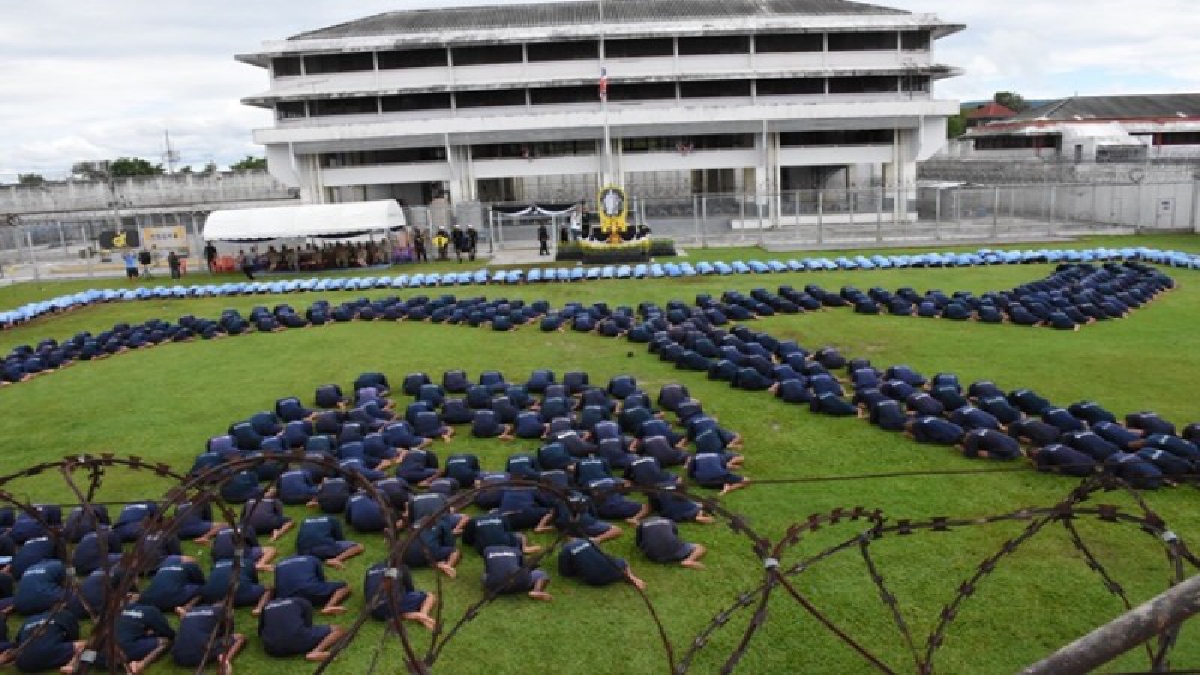 พิษณุโลก..!! ผู้ต้องขัง เรือนจำกลางพิษณุโลก ร่วมกันแปรอักษรเป็นรูปหัวใจ และเลข ๙ ถวายความอาลัย แด่ในหลวง ร.9 (มีคลิป)