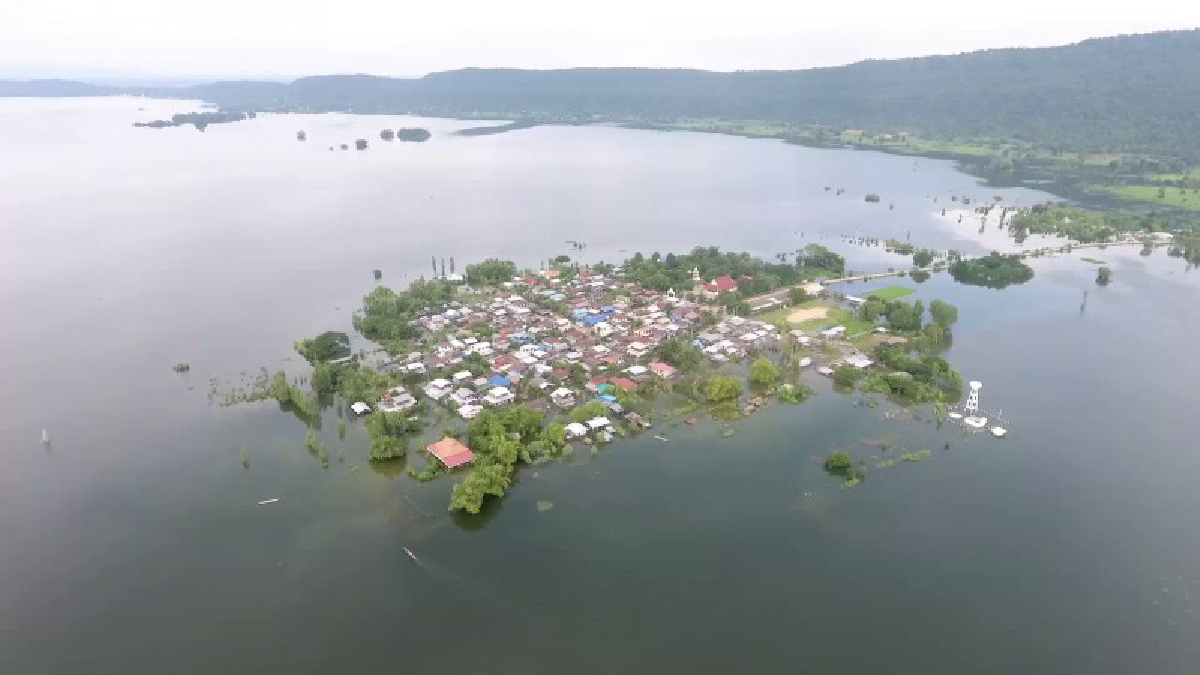 น้ำท่วมในพื้นที่ขอนแก่น ยังขยายวงกว้าง ขณะที่บ้านโนนสวรรค์ ตำบลเขื่อนอุบลรัตน์ อำเภออุบลรัตน์ จังหวัดขอนแก่นยังคงเป็นเกาะกลางน้ำ