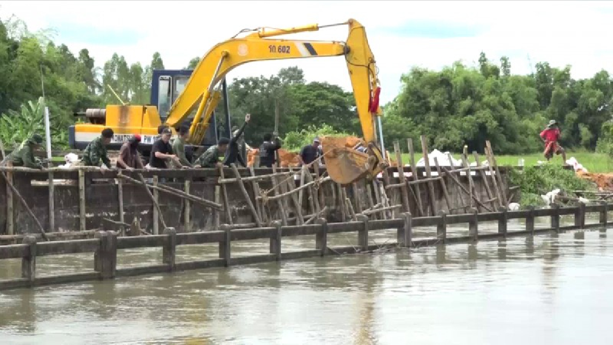 เจ้าหน้าที่ชลประทาน ร่วมกับทหาร เร่งนำท่อนไม้ทำเป็นตาราง เพื่อกันถุงบิ๊กแบ็ก ไม่ให้ถูกน้ำพัด กันน้ำจากลำน้ำพองไหลเข้าเขตเศรษฐกิจเมืองขอนแก่น