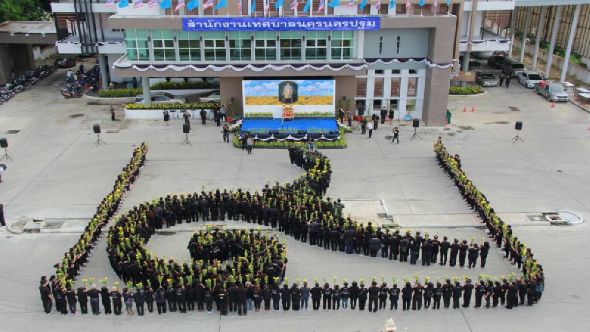 ทน.เจดีย์ใหญ่จัดแปรอักษรเลข ๙ ร้อยดวงใจถวายดาวเรือง แด่พ่อหลวงรัชกาลที่ 9