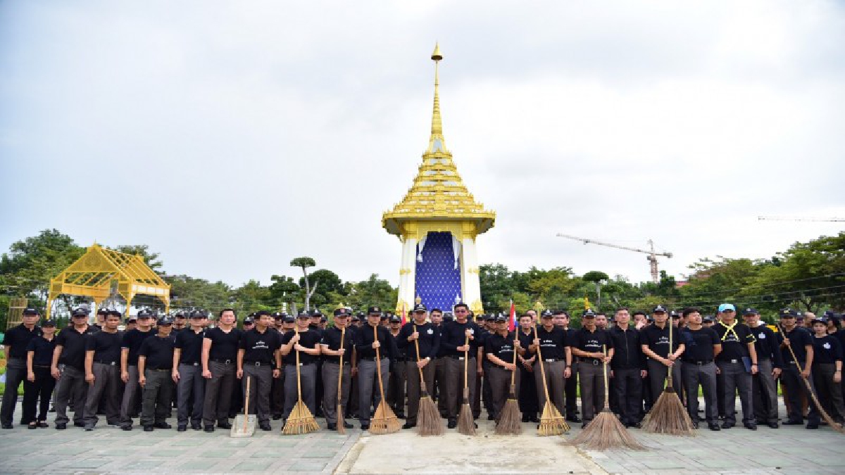 จิตอาสาของตำรวจภูธรจังหวัดนครปฐม จัดกิจกรรมเราทำความดีด้วยหัวใจ บำเพ็ญประโยชน์ ปรับภูมิทัศน์โดยรอบบริเวณพระเมรุมาศจำลอง ที่ศาลากลางจังหวัด