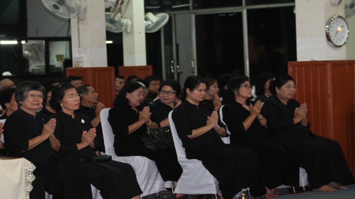 ชมรมคนรักในหลวงจังหวัดแพร่ ร่วมใจบำเพ็ญกุศล เพื่อถวายเป็นพระราชกุศล ครบ 1 ปี วันสวรรคต (ชมคลิป)